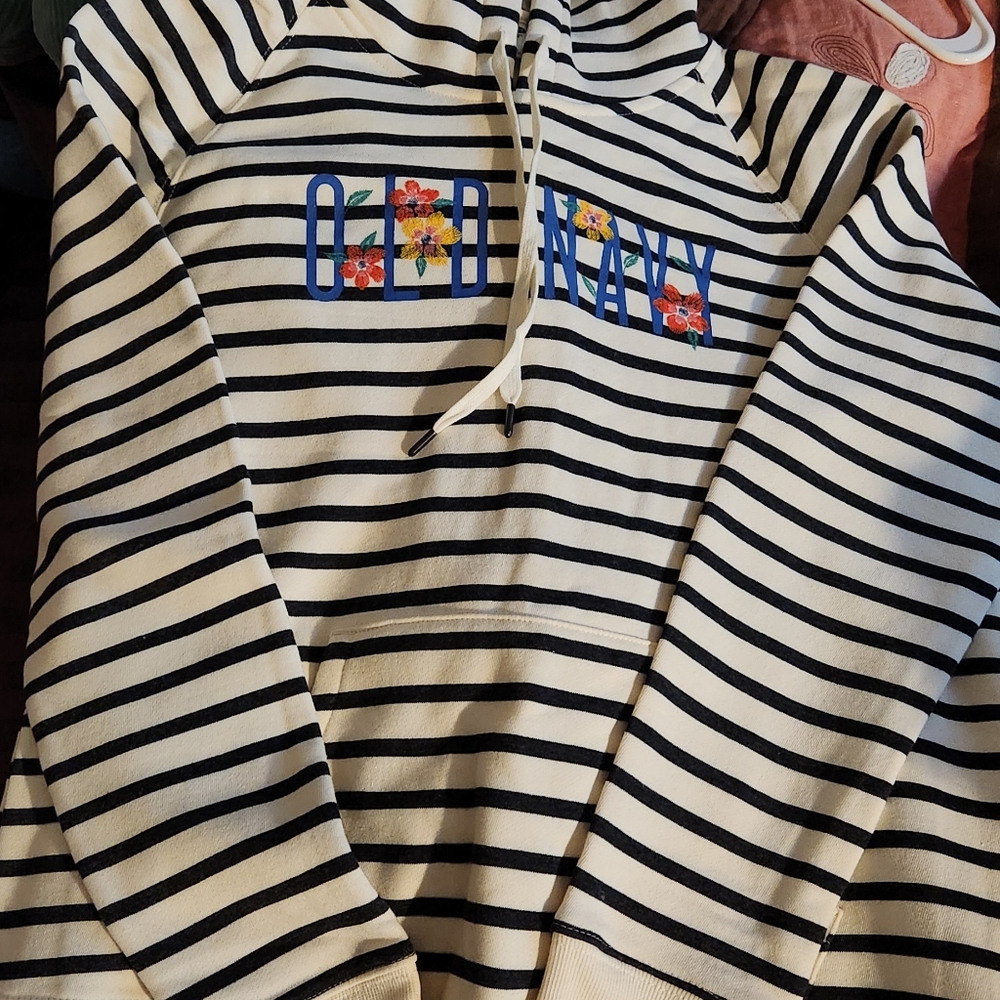 OLD NAVY GRAPHIC HOODIE SWEATSHIRT